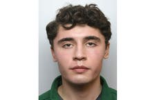 Exsoldado británico acusado de espionaje escapó de prisión oculto bajo un camión