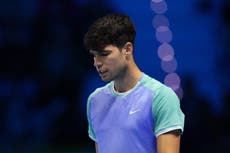 Carlos Alcaraz no puede con Carlos Alcaraz en su debut en Finales ATP
