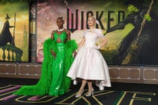 Mattel lamenta error en el empaque de muñecas de "Wicked" con link a sitio porno