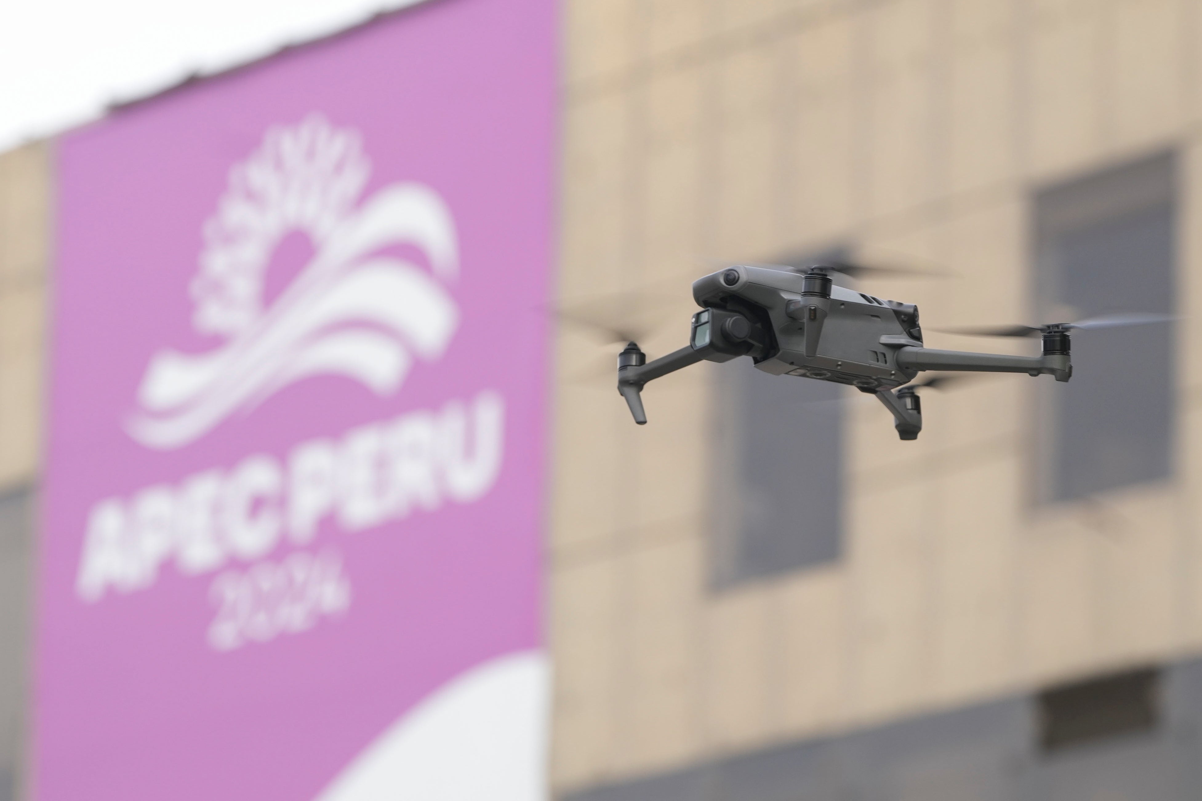 El sultán de Brunéi llega a Perú para reunirse con la presidenta peruana y participar en foro APEC