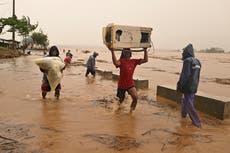 Tifón azota a Filipinas y desplaza a miles mientras otra tormenta amenaza