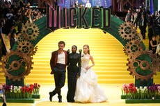 Grande y Erivo se encuentran con Danna y Ceci de la Cueva en premiere de "Wicked" en México