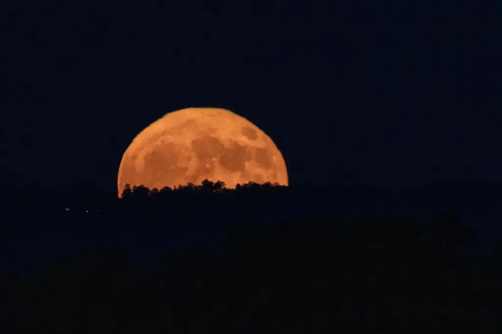 Una superluna se eleva sobre Huntsville, Alabama, el pasado agosto. Las superlunas son los plenilunios más grandes y brillantes del año. La última superluna del 2024, la Luna de Castor, aparecerá el viernes 15 de noviembre