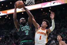 Daniels anota 28 puntos, Johnson logra triple-doble y Hawks vencen a Celtics