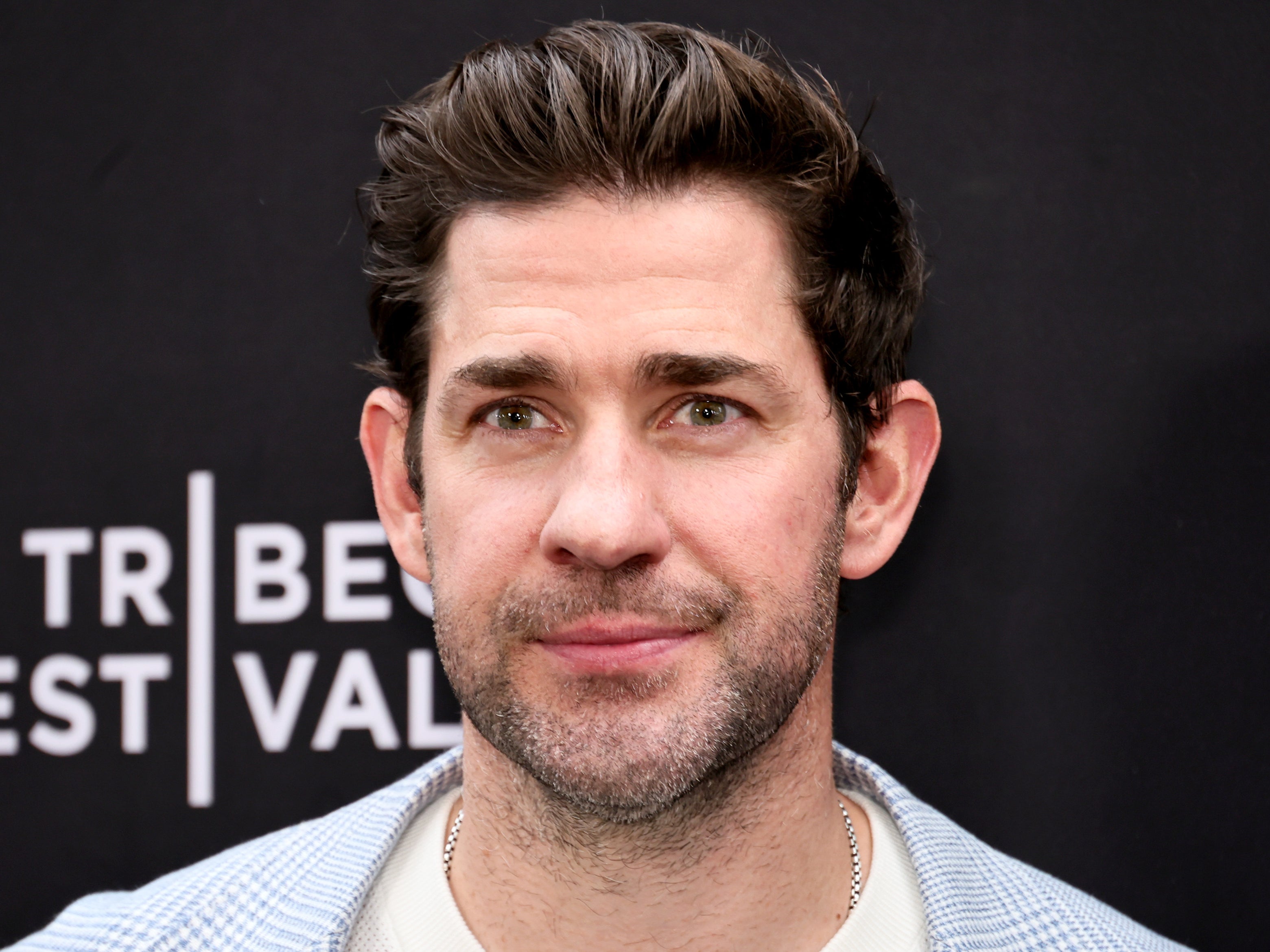 John Krasinski reveló la reacción de su esposa Emily Blunt después de ser nombrado el “hombre vivo más sexy” de 2024 por la revista ‘People‘