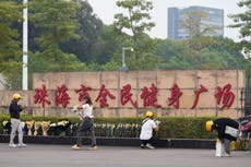 Residentes en ciudad del sur de China lloran a los 35 muertos en atropello en un centro deportivo