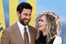 John Krasinski es el hombre vivo más sexy de 2024, y Emily Blunt reacciona