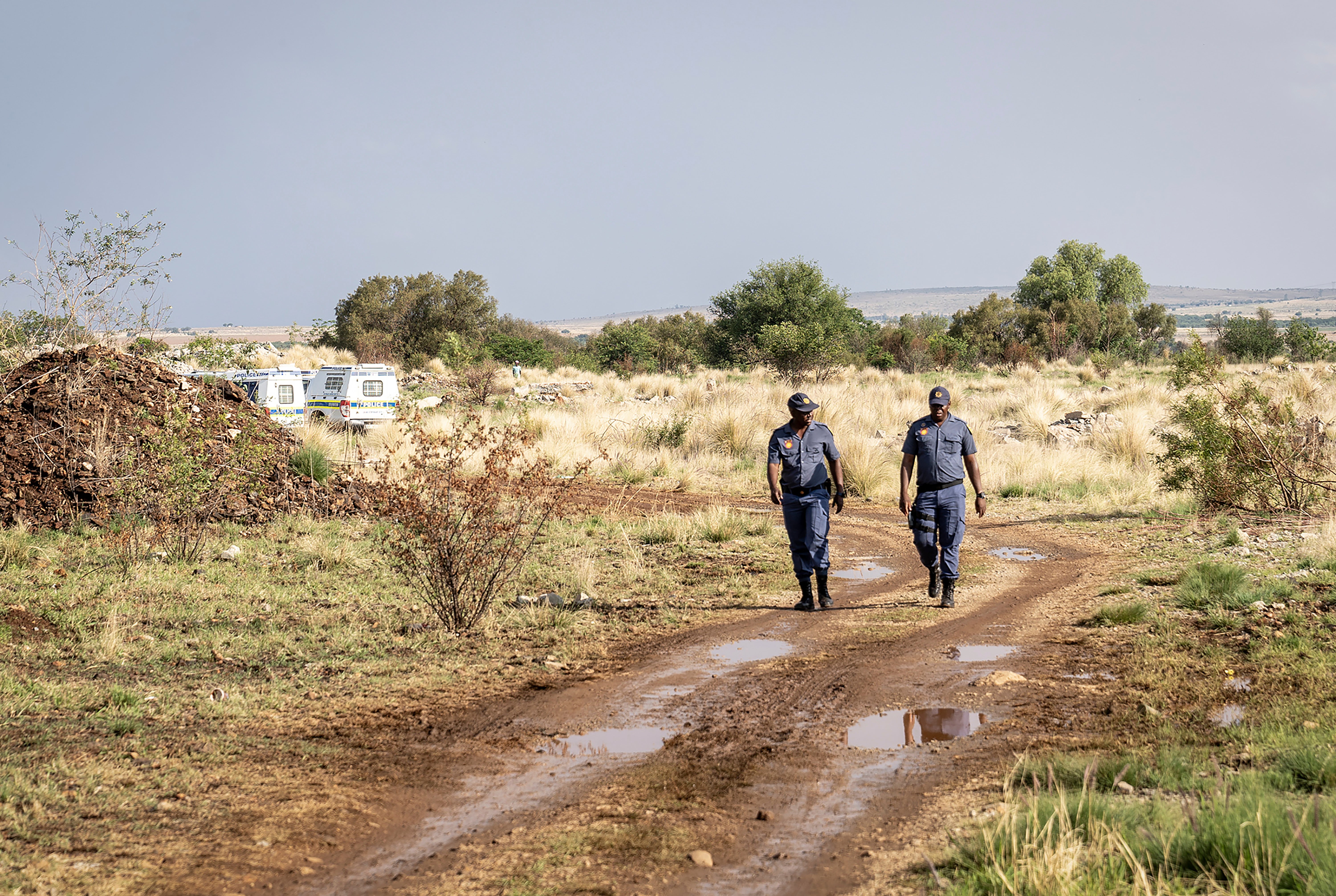 La policía patrulla el pozo de una mina abandonada en Stilfontein, en donde se calcula que unos 4.000 mineros ilegales se encuentran atrapados