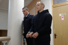 Un ruso va a juicio por traición, acusado de grabar equipo militar para Ucrania
