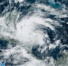 Tormenta tropical Sara toca tierra en el norte de Honduras y deja fuertes lluvias en Centroamérica