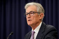 Powell dice que la Fed probablemente reducirá tasas con cautela ante la persistente inflación