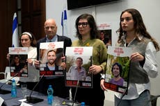 Rehenes liberados israelíes se reúnen con el papa y presionan por libertad de cautivos restantes