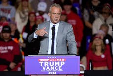 Trump podría nombrar a Robert F. Kennedy Jr. como secretario de Salud, dicen fuentes AP