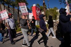 Cientos de trabajadores hoteleros se declaran en huelga en un casino de Las Vegas