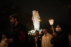 Estatua de la Virgen María regresa a la catedral de Notre Dame de París 5 años después del incendio