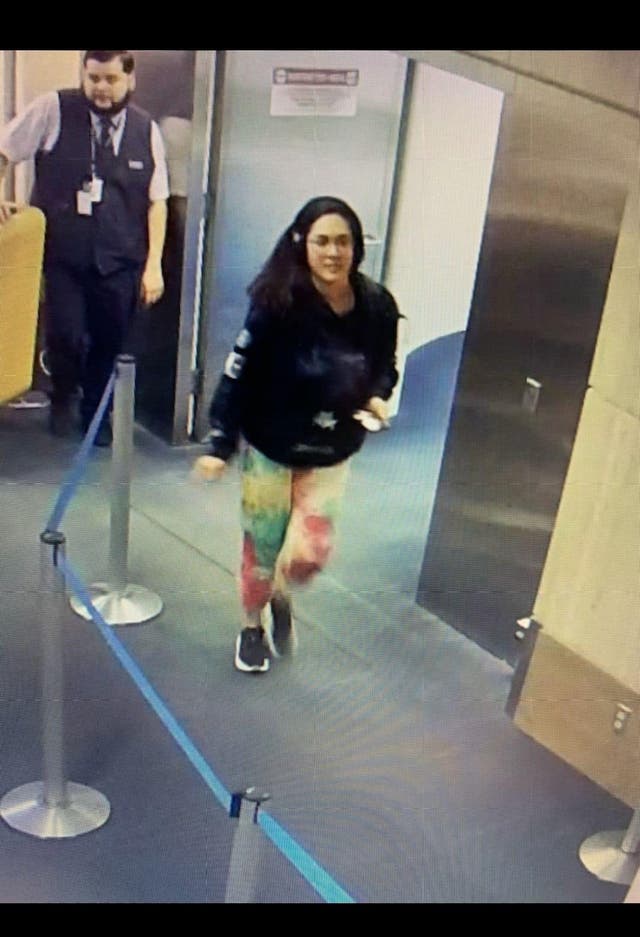 <p>Las imágenes de las cámaras de seguridad muestran a Hannah Kobayashi llegando al Aeropuerto Internacional de Los Ángeles el 8 de noviembre </p>