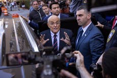 Rudy Giuliani entrega sus relojes de lujo y Mercedes en caso de difamación, dice su abogado