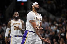 Davis y LeBron guían a Lakers a victoria 120-115 sobre Spurs en defensa del título de NBA Cup