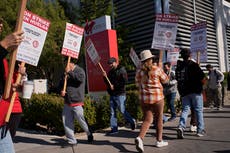 Trabajadores en casino cerca de The Strip de Las Vegas mantienen huelga por segundo día