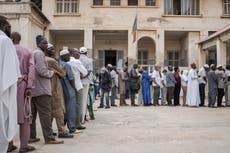 Senegal vota en elecciones que decidirán si el presidente puede realizar las reformas prometidas.