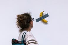 Cómo una banana con cinta adhesiva se valorizó en un millón de dólares