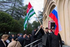 Manifestantes en región separatista de Georgia ocupan edificios gubernamentales