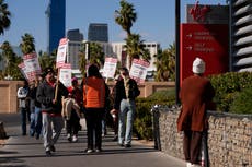 Trabajadores participan en huelga fuera de casino de Las Vegas por tercer día consecutivo