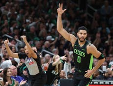 Jayson Tatum caminó antes de encestar el tiro ganador de Boston frente Toronto, indica la NBA