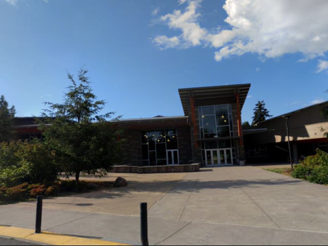 <p>La escuela preparatoria Timberline en Lacey, Washington, donde Ihsan Ali y su esposa, Zahraa, presuntamente intentaron un “crimen de honor” contra su hija de 17 años que rechazó un matrimonio concertado</p>