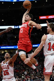 Sengun logra triple-doble y VanVleet anota 28 en la paliza de Rockets 143-107 sobre Bulls