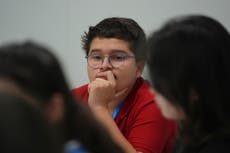 Jóvenes con su futuro en juego dejan de lado la ira y luchan por la esperanza en la COP29