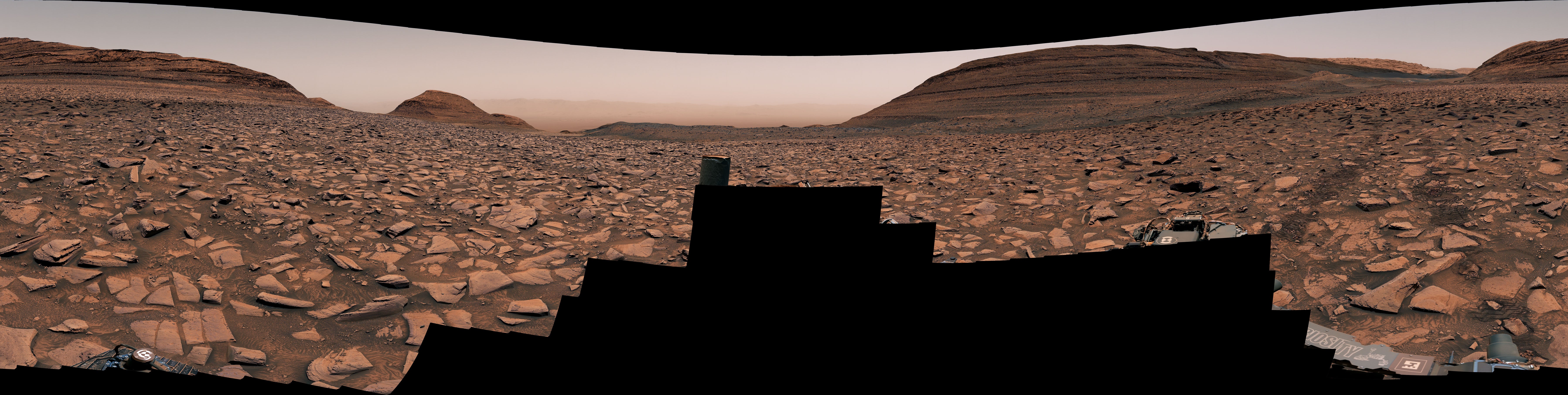 Curiosity capturó esta panorámica con su Mastcam. Las huellas del astromovil se pueden ver en la parte derecha de la imagen