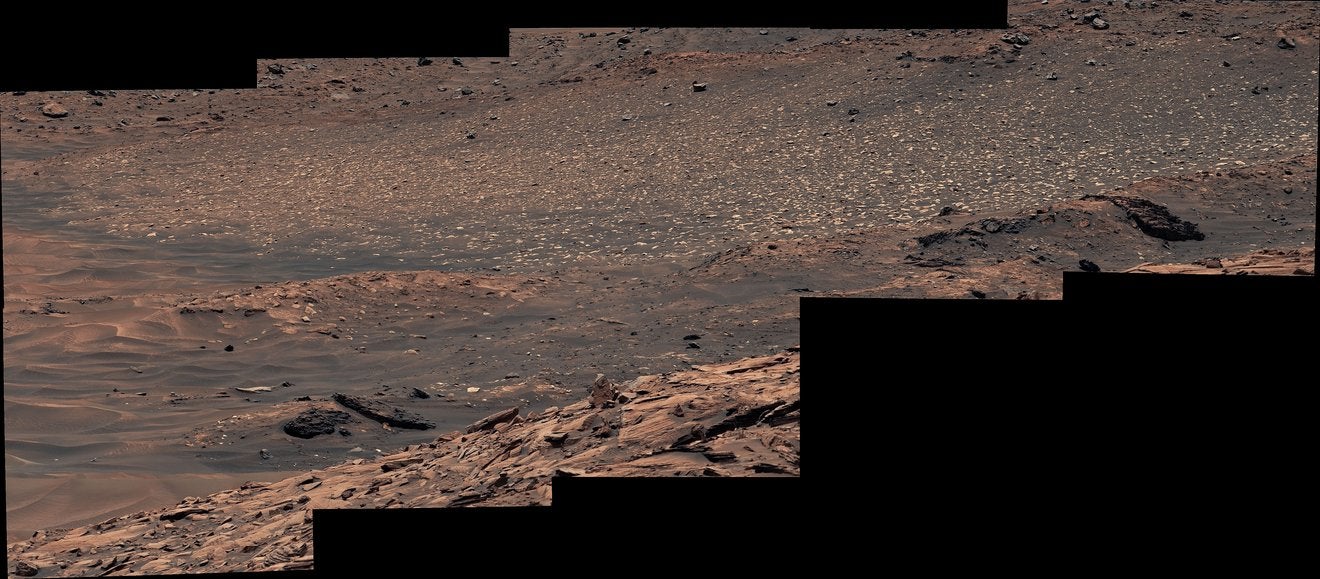 El astromóvil Curiosity de la NASA captó una imagen de un campo de piedras de azufre blanco y brillante en octubre