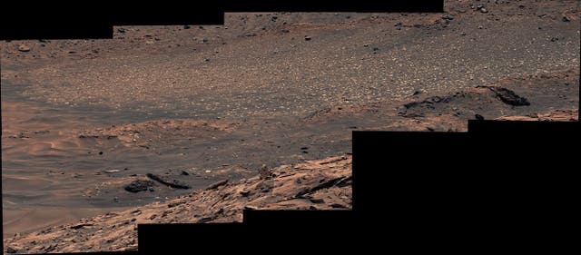 <p>El astromóvil Curiosity de la NASA captó una imagen de un campo de piedras de azufre blancas y brillantes en octubre. Esta sería la primera vez que el artefacto descubre este mineral en Marte, pero los investigadores aún no saben cómo se formó </p>