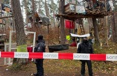 La policía alemana desaloja un campamento de activistas ambientales cerca de planta Tesla en Berlín