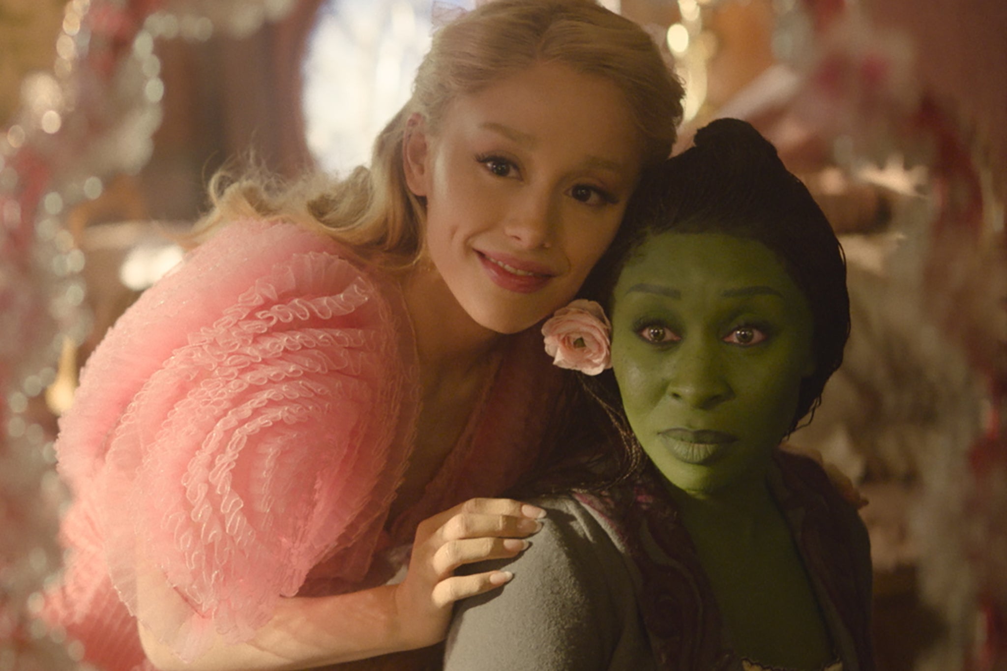 Ariana Grande (izquierda) y Cynthia Erivo en ‘Wicked’