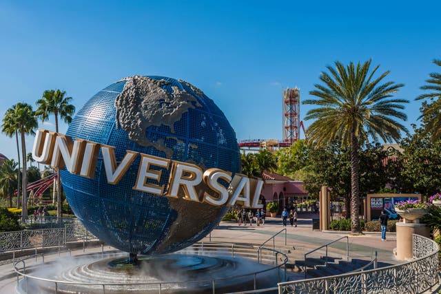 <p>Un hombre de Florida demandó<a href="/topic/florida"></a> a Universal <a href="/topic/universal"></a> Orlando Resort por 50.000 dólares, ya que alega que una atracción de Harry Potter <a href="/topic/harry-potter"></a>tuvo un desperfecto que lo dejó suspendido en el aire durante más de una hora</p>