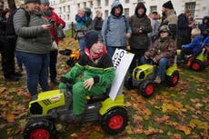 Agricultores británicos protestan contra impuesto que podría devastar negocios familiares