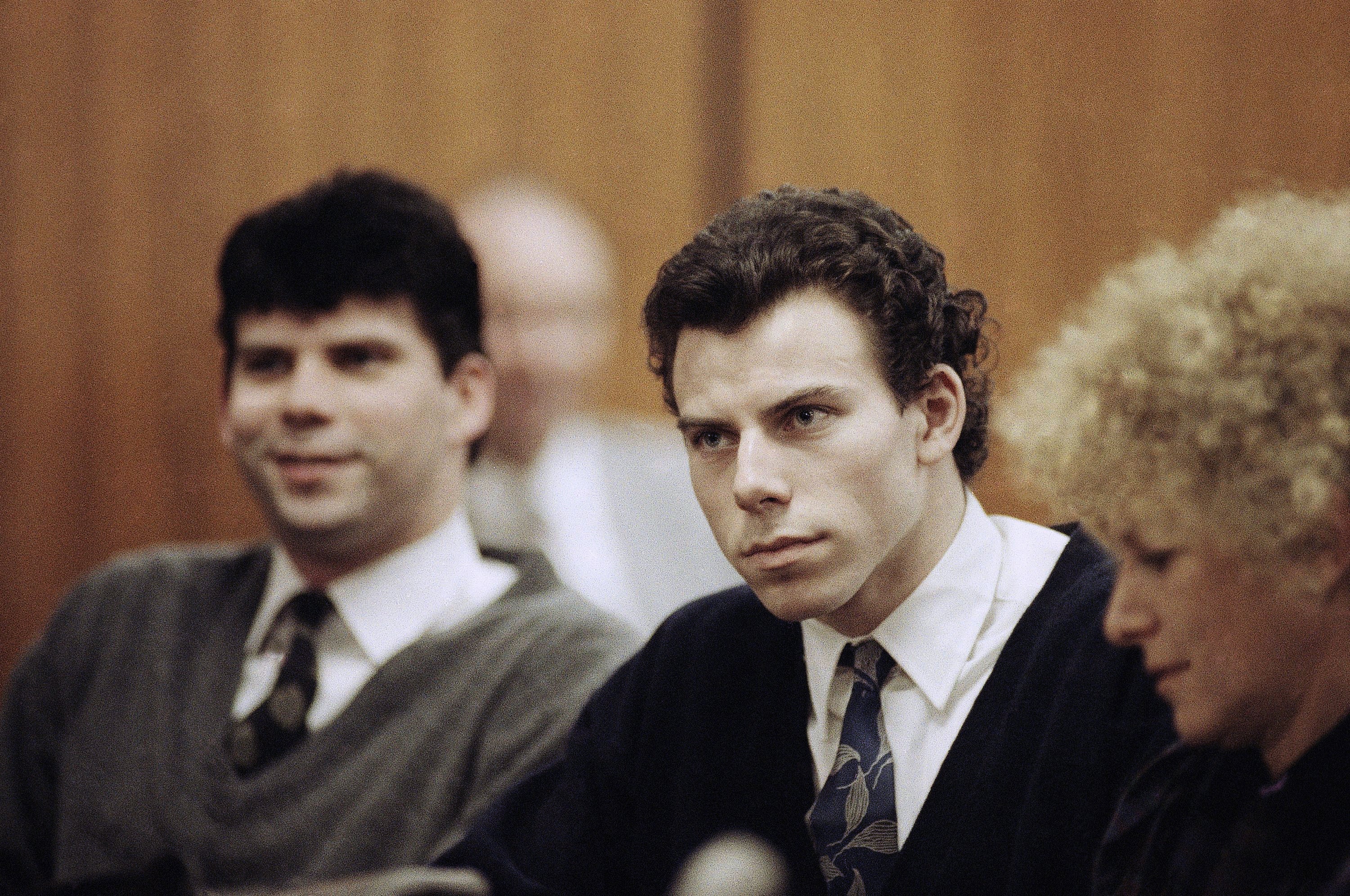 Lyle (izquierda) y Erik Menéndez sentados con la abogada defensora Leslie Abramson (derecha) durante una audiencia judicial, el 26 de noviembre de 1990