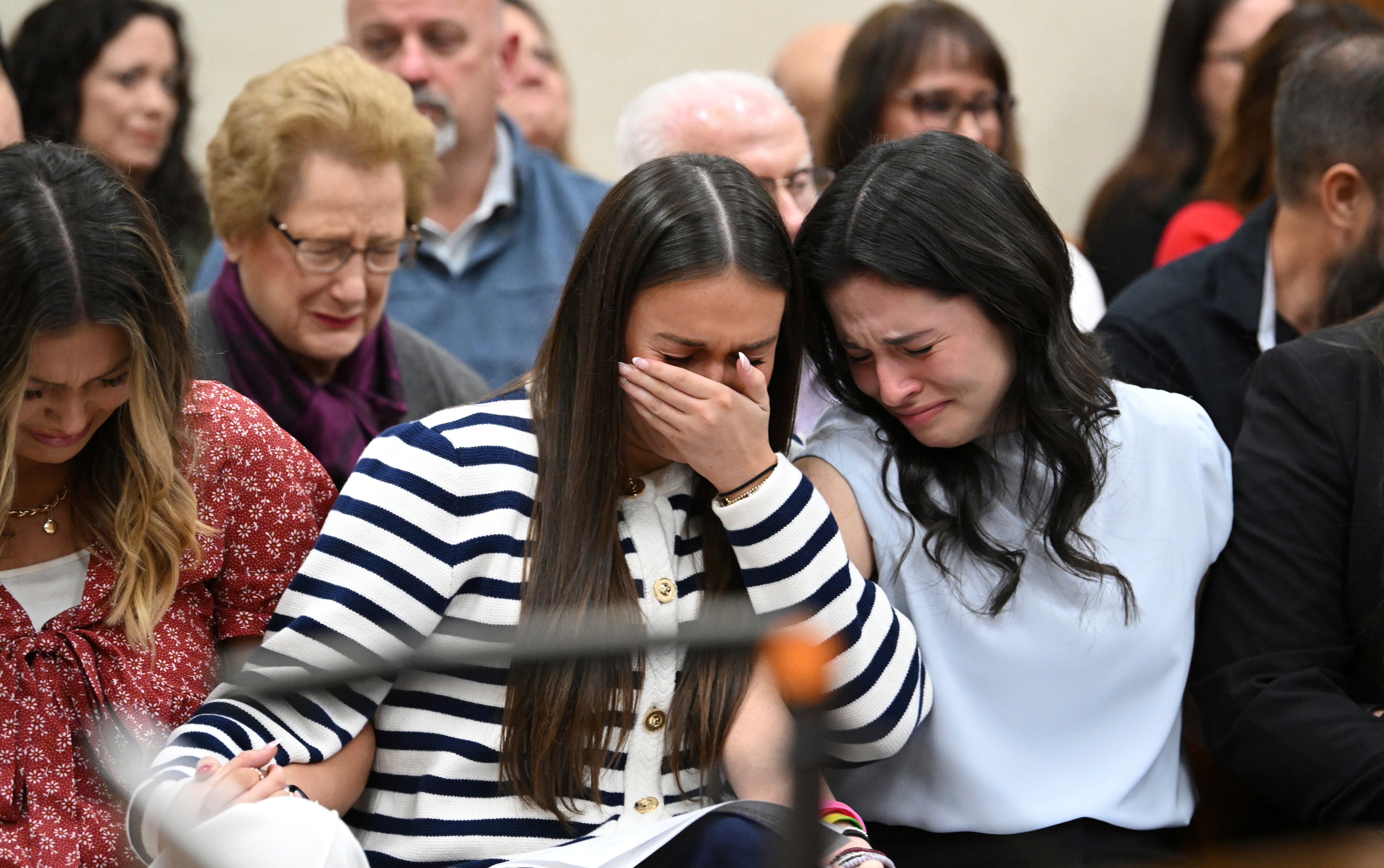 Connolly Huth y Sofía Magaña, izquierda y derecha, compañeras de hogar de Laken Riley, y Lauren Phillips, hermana de Laken Riley, en el centro, reaccionan al conocerse el veredicto