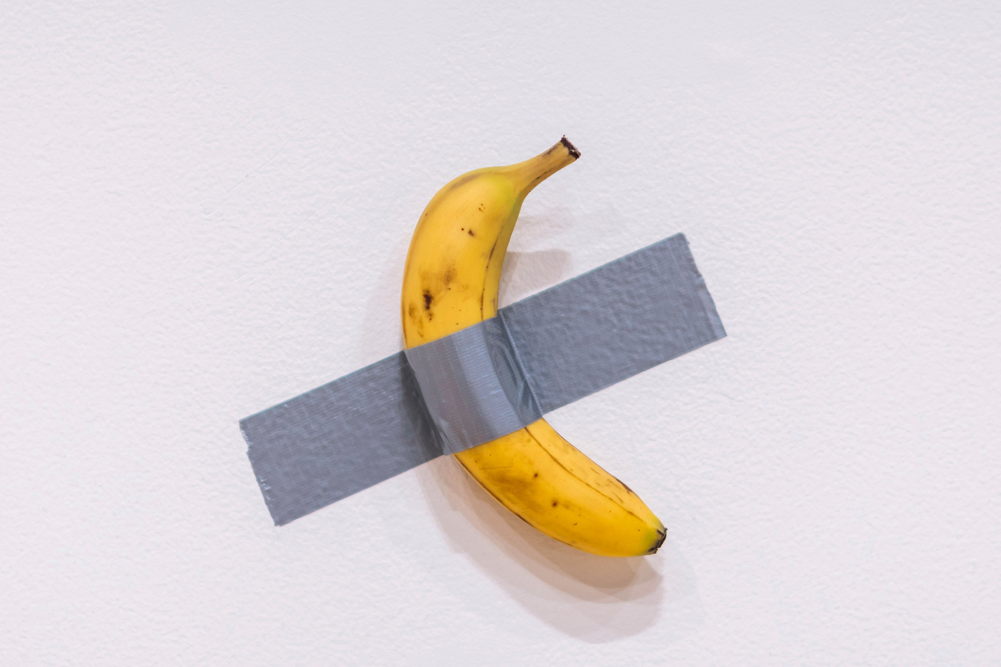 BANANA EN LA PARED