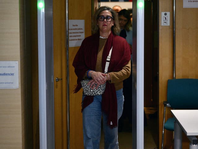 <p>Caroline Darian, hija de Gisele Pelicot, abandona el juzgado tras una audiencia en el juicio contra su padre, Dominique Pelicot, en Mazan, Francia, el 18 de noviembre de 2024</p>