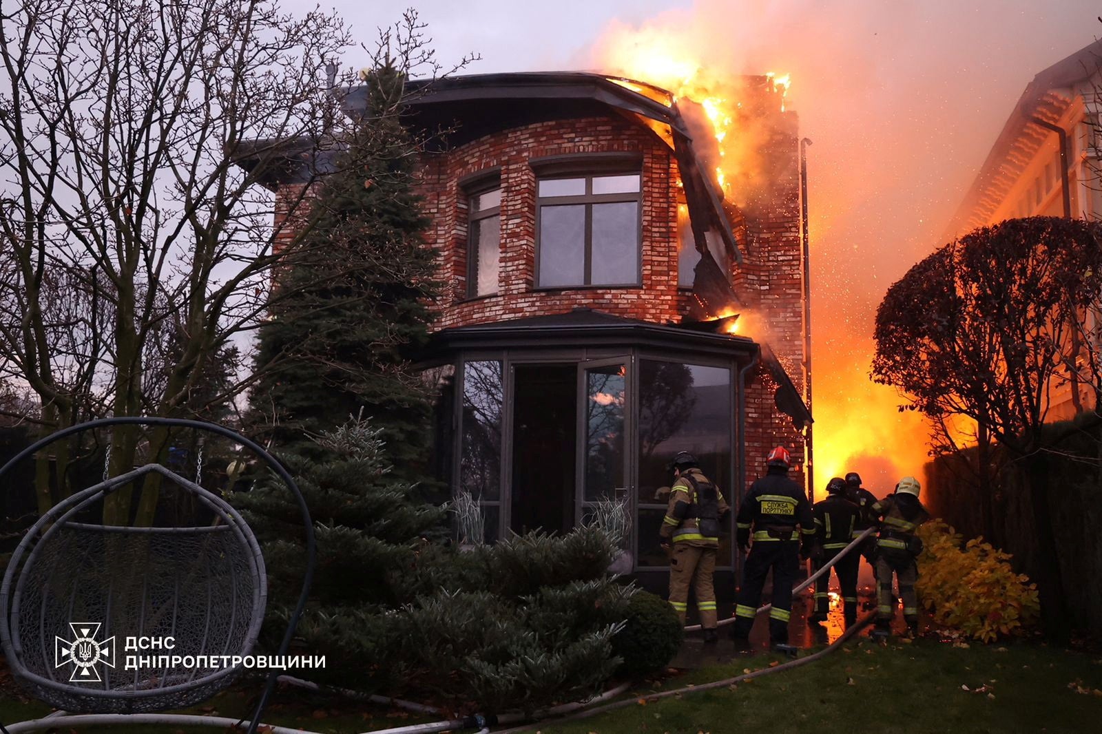 Los bomberos apagan un incendio en Dnipro, en el centro de Ucrania, tras el uso de un misil balístico de alcance intermedio por parte de Rusia