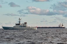 Militares daneses vigilan un carguero chino tras la ruptura de dos cables submarinos