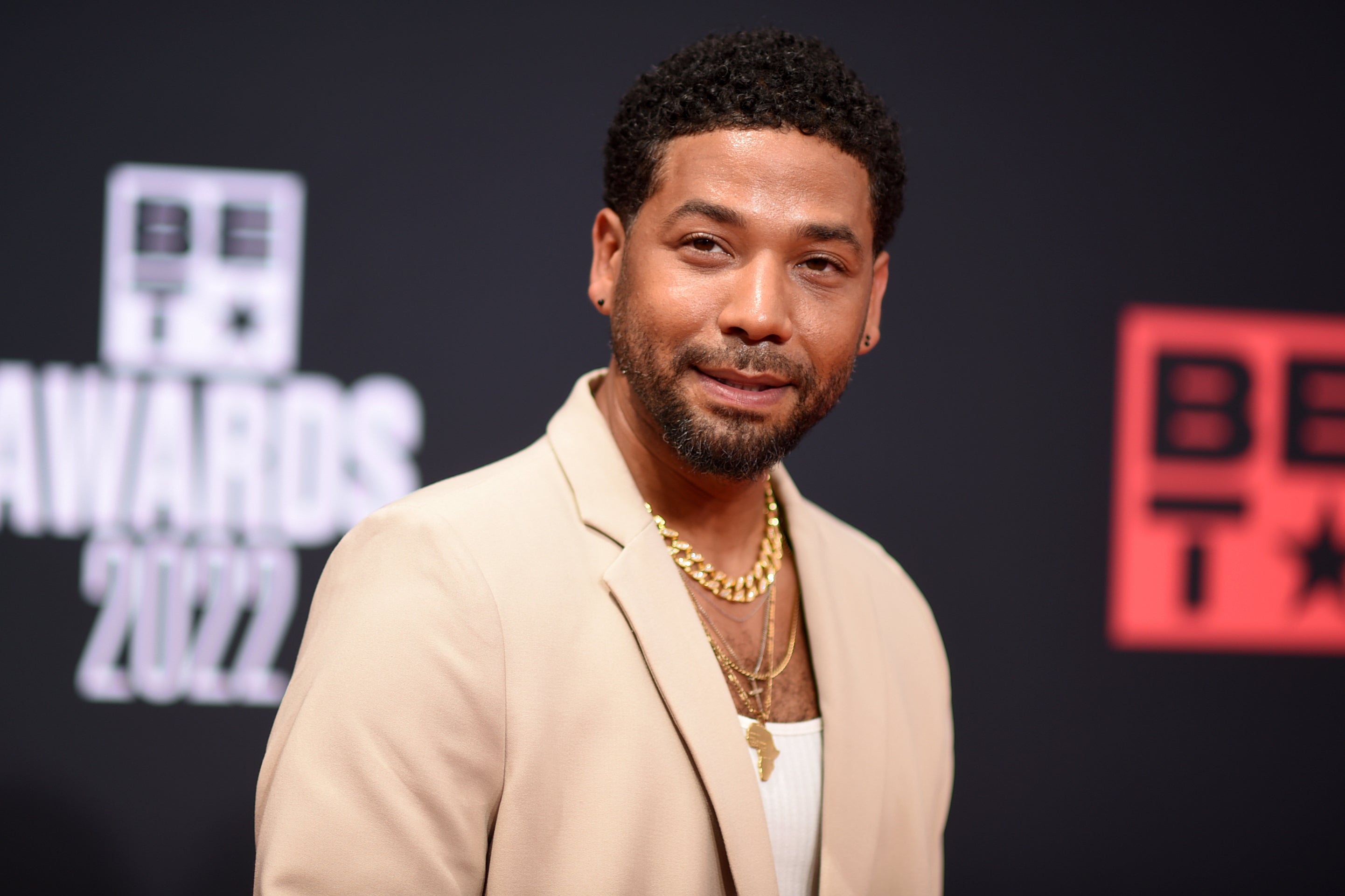 El actor Jussie Smollett, condenado por alteración del orden público en 2021 después de declarar que fue víctima de un ataque racista y homófobo, logró que su condena fuera anulada en Illinois