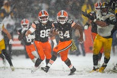 Chubb escapa entre la nieve y anota para que Browns logren triunfo sorpresivo sobre Steelers