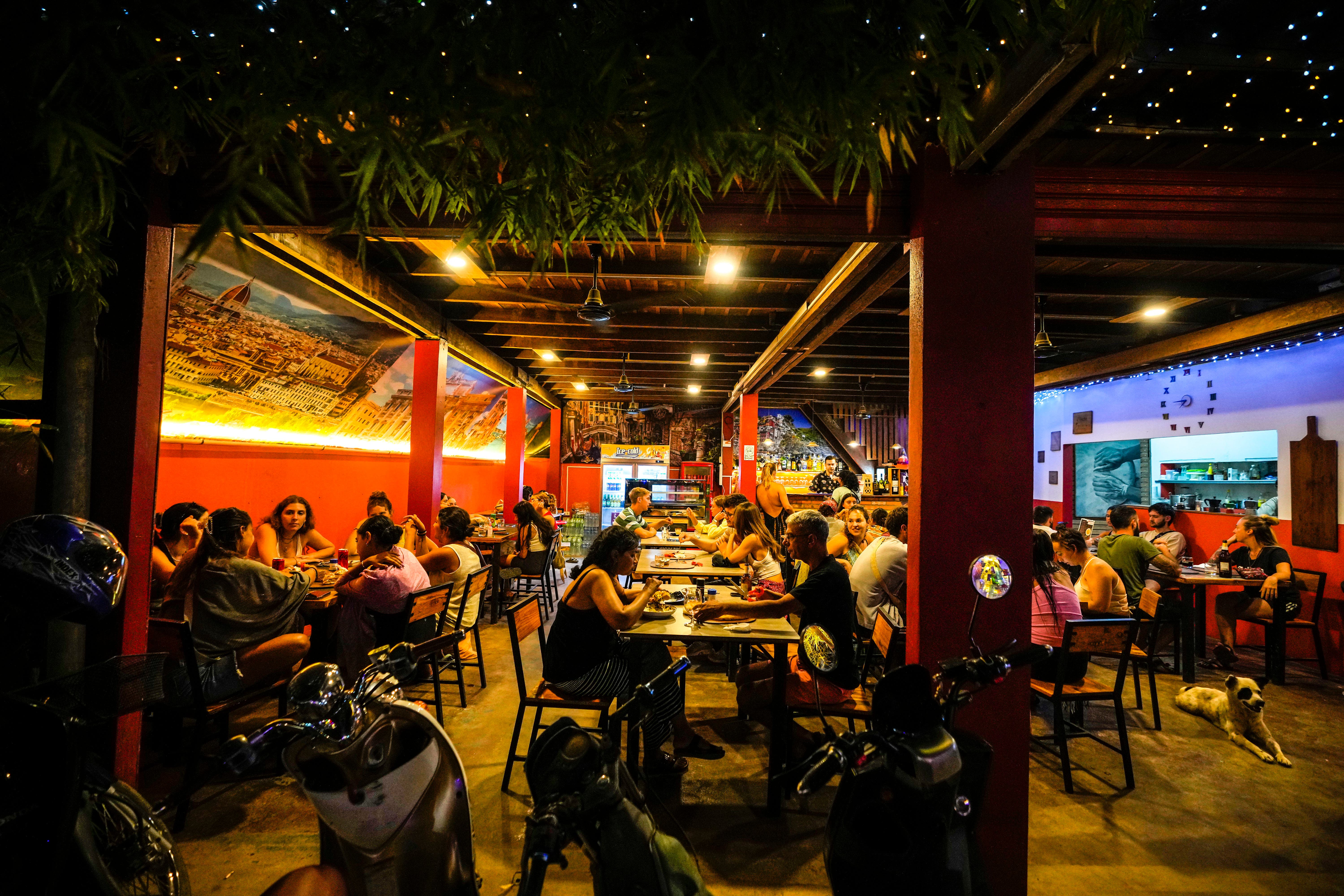 Turistas extranjeros disfrutan de una copa en un club nocturno del albergue Nana Backpack en Vang Vieng, lugar donde, según se informa, muchos visitantes habrían enfermado