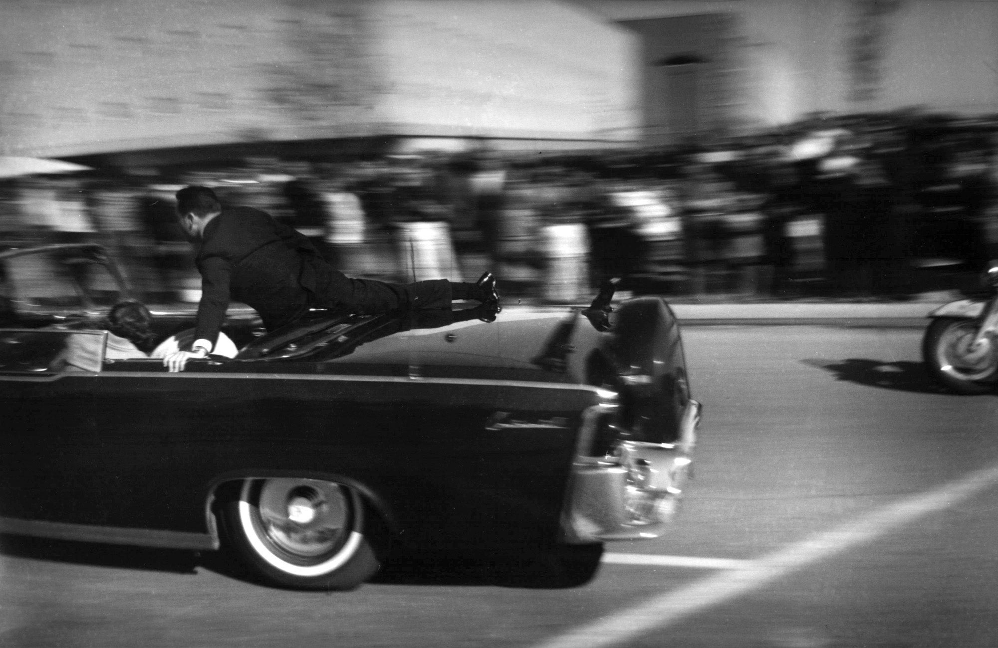 La limusina que transporta al presidente John F. Kennedy corre hacia el hospital segundos después de que recibir un disparo mortal el 22 de noviembre de 1963. Trump ha ordenado hacer públicos los registros relacionados con la matanza y otros dos asesinatos de alto perfil