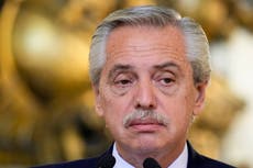 Golpes, ninguneo, hostilidad: juez cita expresidente argentino Fernández por violencia a su exesposa