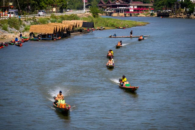 <p>Turistas extranjeros pasean por el río en Vang Vieng</p>